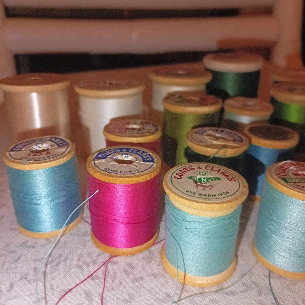 Vintage Assorted Sewing Thread With Wooden Spools Collection - Picture 5 of 7